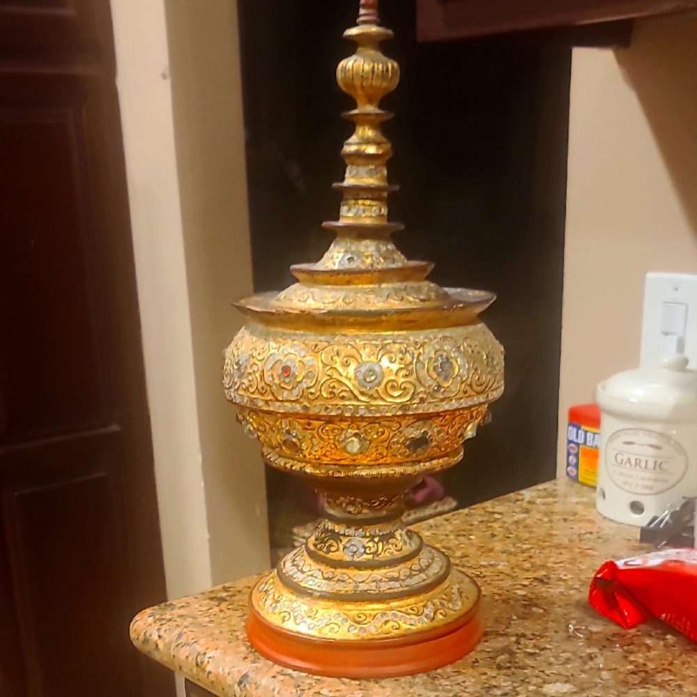 HSUN Hok Offering Intricate Gold and Brown Decorative